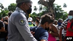 Un policía arresta a un menor durante las manifestaciones del 11 de julio en La Habana, Cuba.
