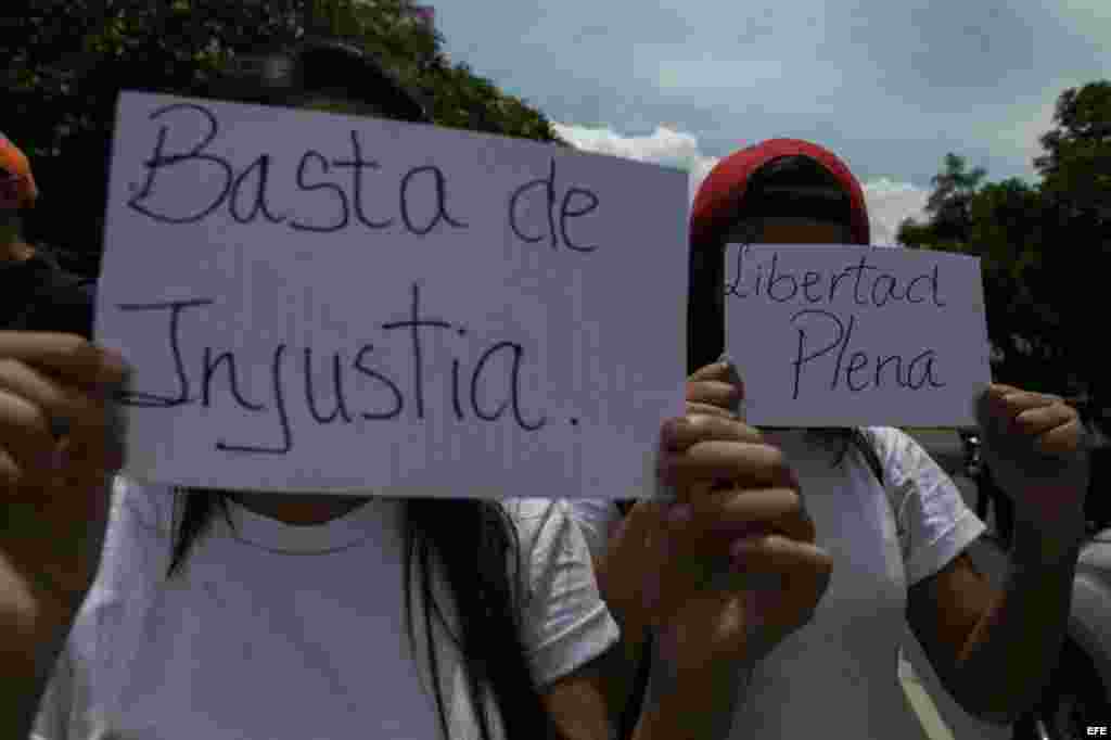 Un grupo de seguidores muestra su apoyo al dirigente opositor.