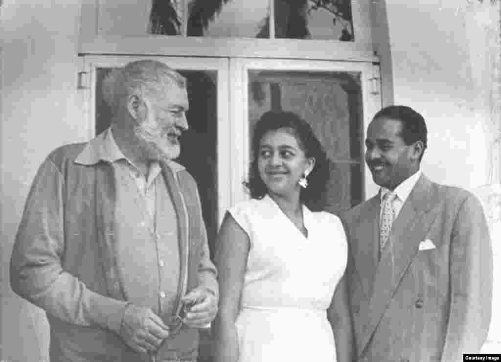 Hemingway, Elpidia y René Villarreal, marzo 1957. Recuerdan la frase de Hemingway en ese momento: "Cuídame a mi hijo cubano".
