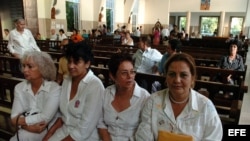 FOTO ARCHIVO. De izq. a der. la opositora Maiber Padilla, y las Damas de Blanco, Clara Lourdes Prieto, Mirian Leiva y Alida Viso el 15 de febrero de 2008, en una misa en la iglesia de Santa Rita, en La Habana.