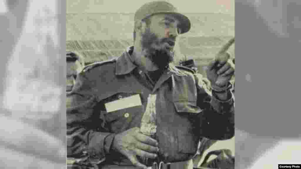 Fidel Castro tomando una Coca-Cola. (Luis Domínguez)