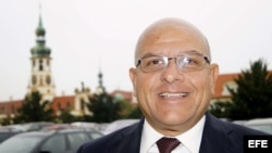 El disidente cubano, Dagoberto Valdés, editor de la revista digital Convivencia, frente al Ministerio de Asuntos Exteriores de Praga.