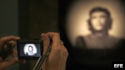 A partir de la popular imagen del Che Guevara que realizó en 1960 el fotógrafo Korda, el Palacio de la Virreina de Barcelona hace desde hoy en una exposición un recorrido por la evolución de la "fetichización" de este icono.