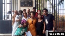 Artistas cubanos convocaron en las redes sociales a una sentada pacífica frente al Ministerio de Cultura contra el Decreto 349, que terminó en arrestos y acoso de la policía política.