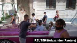 Una familia viaja en un almendrón que usualmente se utiliza para transportar a turistas, en medio de la depresión del sector que ha traído consigo el COVID-19.