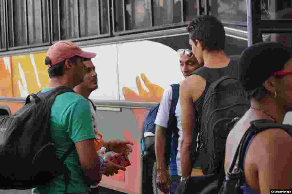 Cubanos varados en Costa Rica son deportados a Nicaragua por la Dirección General de Migración y Extranjería.