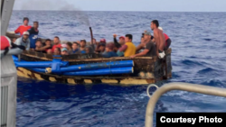 Embarcación rústica a unas 30 millas al suroeste de Marquesas Key, Florida, el 8 de junio de 2022.