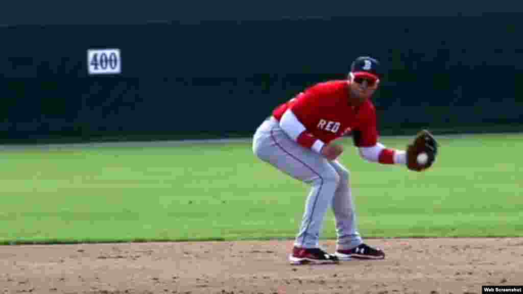 En Cuba, Yoan Moncada se desempeñaba principalmente en la segunda base. Es bateador ambidiestro.  