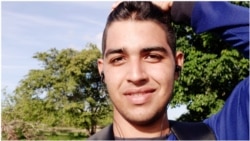 Denuncian arbitrariedades contra joven que pidió bajar los precios de Internet Denuncian arbitrariedades contra joven que pidió bajar los precios de Internet