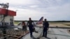 Trabajadores en el Aeropuerto Internacional Antonio Maceo, de Santiago de Cuba, horas antes de la llegada del huracán Melissa.