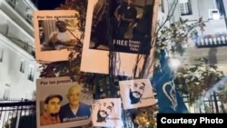 Exiliados cubanos plantan árbol navideño frente a embajada de Cuba en Washington.