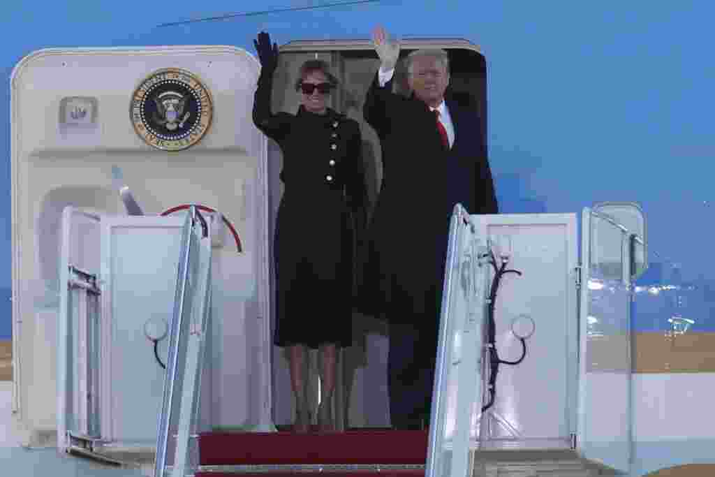 El presidente Donald Trump y la primera dama Melania Trump abordan el Air Force One en la Base Andrews de la Fuerza Aérea. (AP/Luis M. Alvarez)