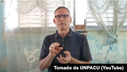 José Daniel Ferrer en su casa en Santiago de Cuba denuncia una creciente presencia policial en los alrededores de su vivienda.