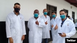Una foto sin fecha y sin identificación del grupo de seis trabajadores de la salud cubanos enviados a Venezuela para combatir el COVID-19 publicada en el sitio en internet de Radio Rebelde.
