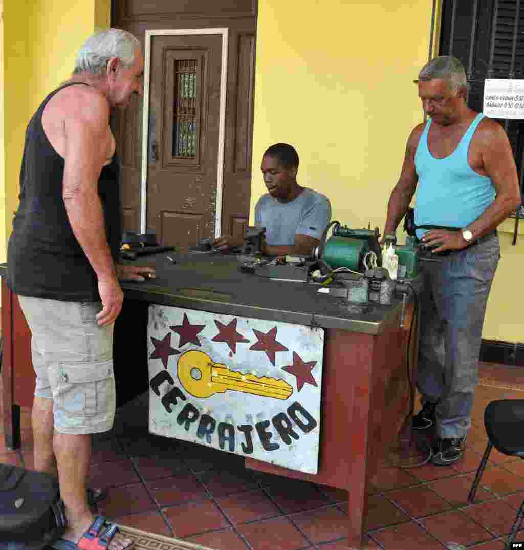 Archivo 2010.- Cerrajeros trabajan en su negocio en La Habana (Cuba).