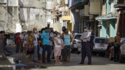 Siguen las colas a pesar de medidas restrictivas Siguen las colas a pesar de medidas restrictivas