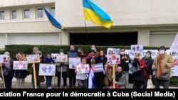Protesta pacífica de cubanos frente a la Embajada de Rusia