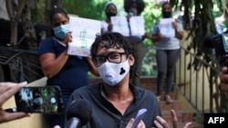 El dramaturgo cubano Yunior García Aguilera habla con la prensa internacional frente a la sede de la Asamblea Municipal en la Habana Vieja, el 12 de octubre de 2021. (YAMIL LAGE / AFP).