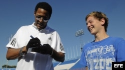 Archivo - Javier Sotomayor firma un autógrafo a un seguidor en San Salvador (El Salvador).