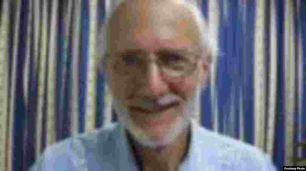 Un tribunal cubano sentenció a Alan Gross a 15 años de cárcel alegando que el trabajo que hacía en Cuba para la Agencia de Desarrollo Internacional de Estados Unidos (ASAID) conspiraba contra el gobierno cubano. Read more here: http://www.elnuevoherald.com/2013/12/04/1629297/no-deje-a-alan-morir-en-cuba.html#storylink=cpy