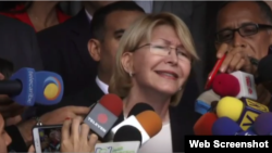 Luisa Ortega Díaz, Fiscal General de Venezuela, habla a los medios frente al Tribunal Supremo de Justicia.