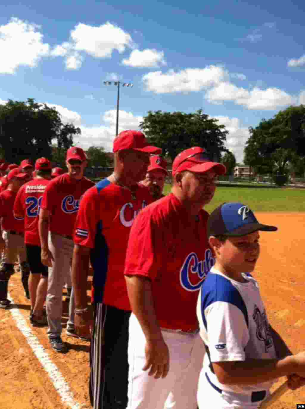El equipo Cuba Rojo, ganador, encabezado por Feliciano González, manager, el invitado Antonio Muñoz, el ex jugador profesional Eddy Oropesa y otros jugadores, durante el "Juego del Reencuentro", efectuado en el "Bucky Dent Park", en Hialeah, el sábado 11