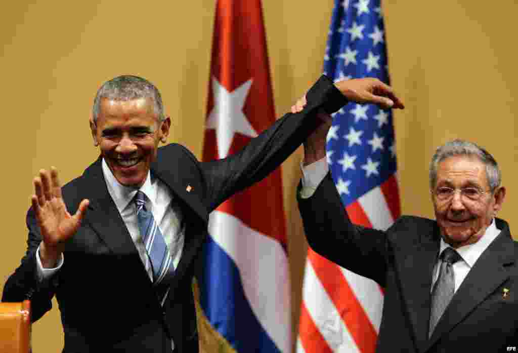 Raúl Castro levantó el brazo del presidente de EEUU Barack Obama en un gesto que lo declaraba "ganador", al finalizar la rueda de prensa conjunta en el Palacio de la Revolución, en La Habana.