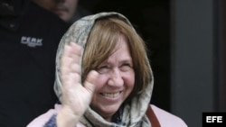 La escritora y periodista bielorrusa Svetlana Alexievich tras la rueda de prensa en Minsk (Bielorrusia) hoy, 8 de octubre de 2015. La escritora ha ganado hoy el Premio Nobel de Literatura, según anunció la Academia Sueca hoy en Estocolmo.