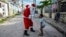 Un niño entrega una carta a Santa Claus, en La Habana, el 21 de diciembre de 2023.