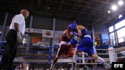 El boxeador peruano Jorge Ramírez (i) pelea frente a Elfimov Niñita (d) de Rusia durante la inauguración del XLII Torneo Internacional de Boxeo Giraldo Córdova Cardín en La Habana (Cuba).