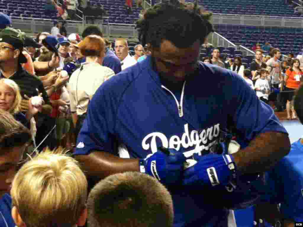 Hanley Ramírez firma autógrafos en Miami