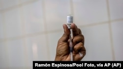 Una enfermera se prepara para inyectar a una trabajadora de la salud una dosis de la vacuna experimental Soberana-02 COVID-19, en La Habana.