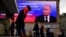 La imagen del presidente ruso Vladimir Putin se despliega en una pantalla digital junto a una cita de su reciente discurso ante la Asamblea Federal, en San Petersburgo. (Olga Maltseva/AFP)
