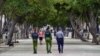 Policías caminan por la calle El Paseo del Prado en La Habana, el 15 de noviembre de 2021, día de la Marcha Cívica por el Cambio. 
