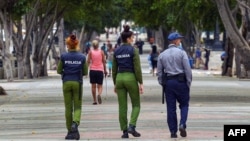 Policías caminan por la calle El Paseo del Prado en La Habana, el 15 de noviembre de 2021, día de la Marcha Cívica por el Cambio.