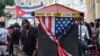 Un bicitaxi con la bandera estadounidense en una calle de La Habana. (Archivo/Yamil Lage/AFP)