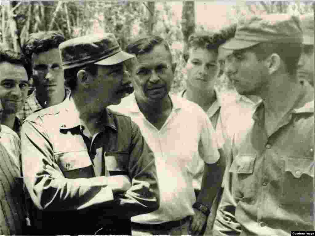 Castro con militares soviéticos en Cuba.