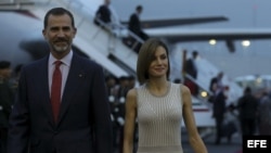 Una imagen que Cuba no verá por ahora: El rey Felipe VI de España y la reina Letizia llegan al Aeropuerto Internacional Benito Juárez, en Ciudad de México, para una visita de Estado.