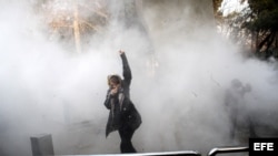 Estudiantes iraníes se enfrentan a la policía durante las protestas en los alrededores de la Universidad de Teherán.