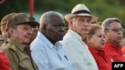 Raúl Castro, el presidente del Parlamento Esteban Lazo y el vicepresidente Miguel Diaz-Canel (C).