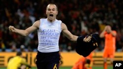 Andrés Iniesta de España celebra después de marcar el único gol en la final de la Copa del Mundo de fútbol contra los Países Bajos en el Soccer City en Johannesburgo, Sudáfrica, 11 de julio 2010. (AP Photo/Martin Meissner, Archivo)