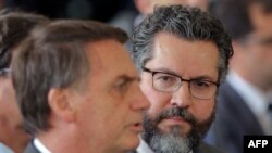 Ernesto Araújo (der.), futuro canciller de Brasil, junto al presidente electo, Jair Bolsonaro.