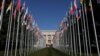 Banderas de los Estados miembros custodian la entrada del Consejo de Derechos Humanos de la ONU, en Ginebra, Suiza.