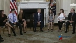 El presidente Trump escucha demandas de jóvenes y padres afectados por matanzas El presidente Trump escucha demandas de jóvenes y padres afectados por matanzas