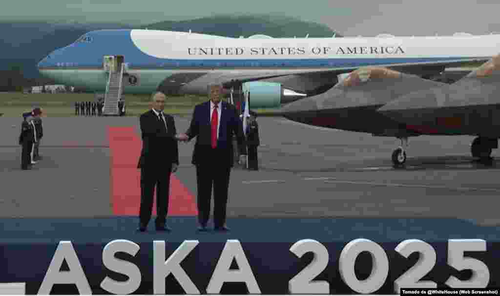 El presidente Trump y el presidente Putin desembarcaron a las 11:08 hora local de Alaska el 15 de agosto de 2025.