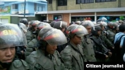 Este fue el recibimiento en la embajada cubana. Nadie nos recibe el doc, lo leemos a viva voz #NoALaDictaduraEnVzla