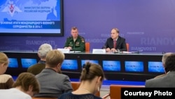 Anatoli I. Antonov en conferencia de prensa.