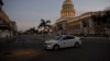 Una patrulla de la policía frente al Capitolio de La Habana. (Yamil Lage/AFP/Archivo)