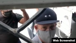 Uno de los represores que irrumpió a la fuerza en una vivienda en Cárdenas.