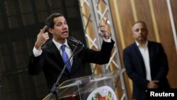 El presidente interino de Venezuela, Juan Guaidó, habla este jueves durant eun encuentro con técnicos y expertos en Caracas.